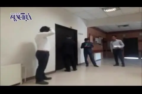 (ویدئو) بسته شدن در شهرداری رباط کریم بر روی شهردار!
