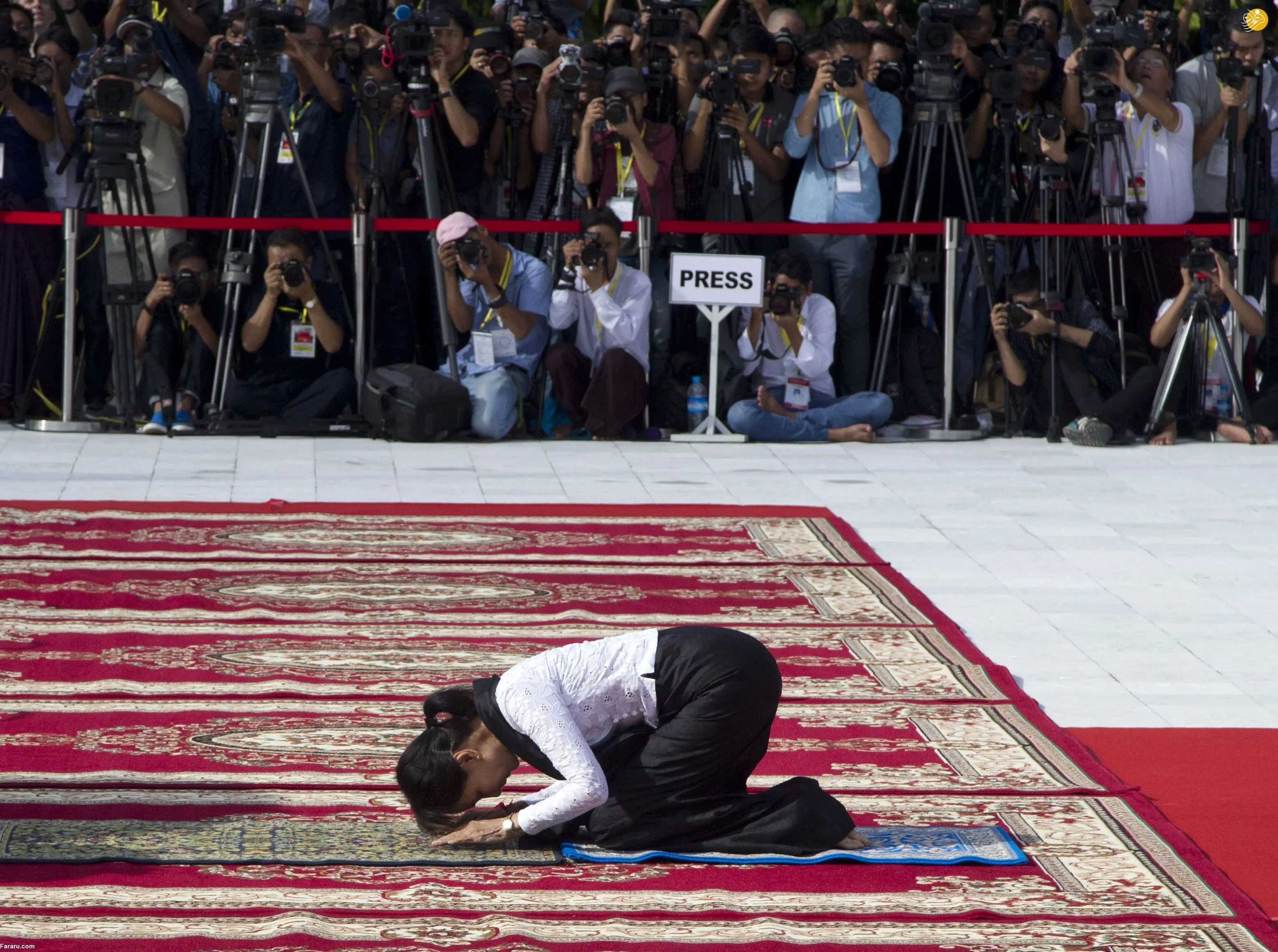 (تصاویر) آنگ سان سوچی در مراسم ادای احترام به پدرش