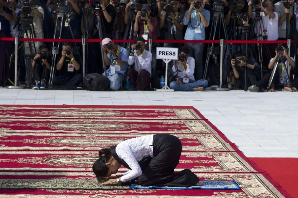(تصاویر) آنگ سان سوچی در مراسم ادای احترام به پدرش