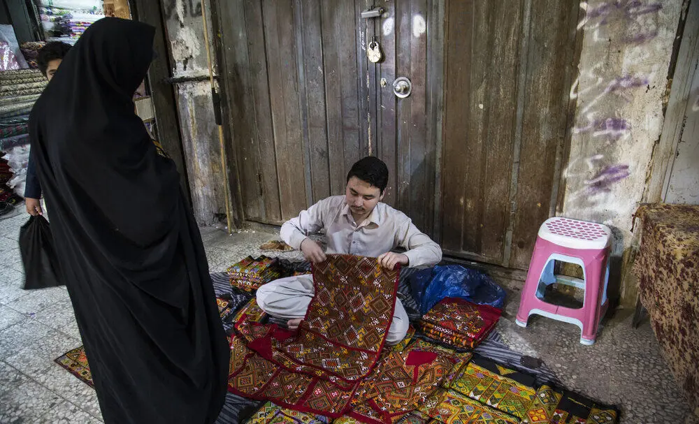 (تصاویر) کسب و کار مهاجران افغانستانی در بازار زاهدان