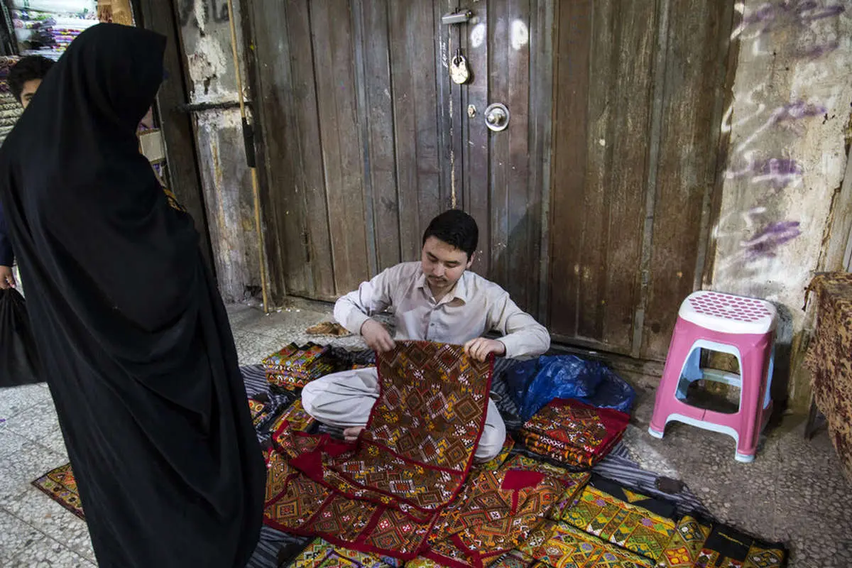 (تصاویر) کسب و کار مهاجران افغانستانی در بازار زاهدان