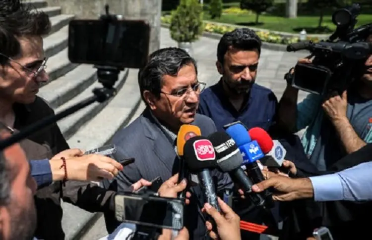 همتی: قیمت کالا‌ها فعلا به عدد‌های بالای دلار چسبندگی دارد
