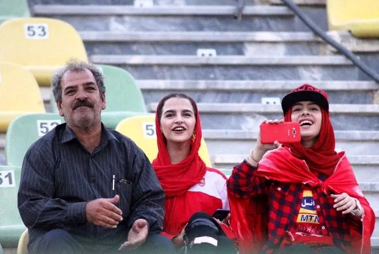 (تصویر) دو دختر پرسپولیسی در ورزشگاه