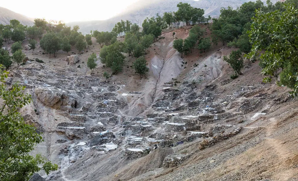 (تصاویر) کار طاقت فرسای زنان روستایی در حوضچه‌های نمک