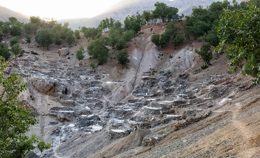 (تصاویر) کار طاقت فرسای زنان روستایی در حوضچه‌های نمک