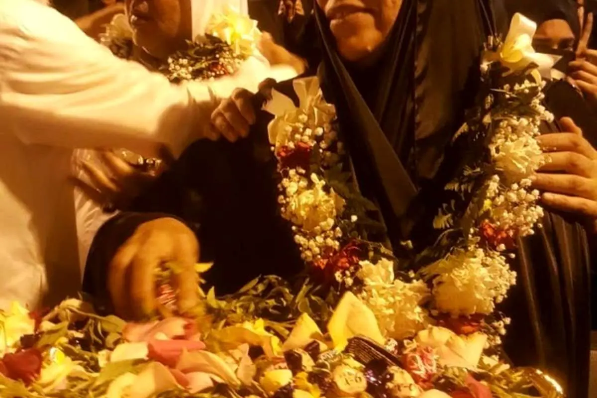 (تصویر) مادری که پس از اعدام فرزندش شیرینی پخش کرد