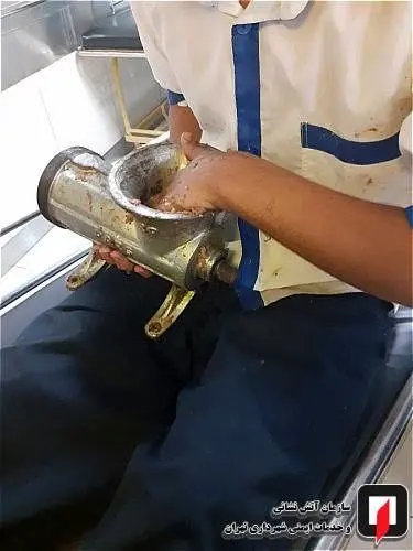 (تصاویر+۱۶) انگشتان دست کارگر نوجوان در چرخ‌گوشت صنعتی
