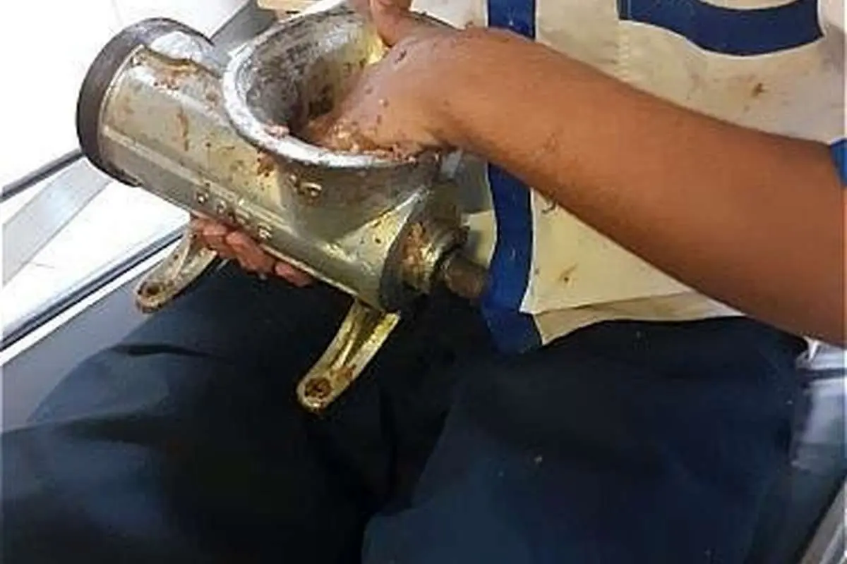 (تصاویر+۱۶) انگشتان دست کارگر نوجوان در چرخگوشت صنعتی