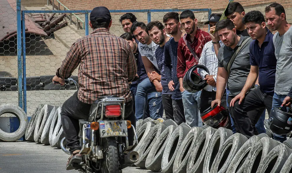 (تصاویر) نان، موتور، خطر مرگ!