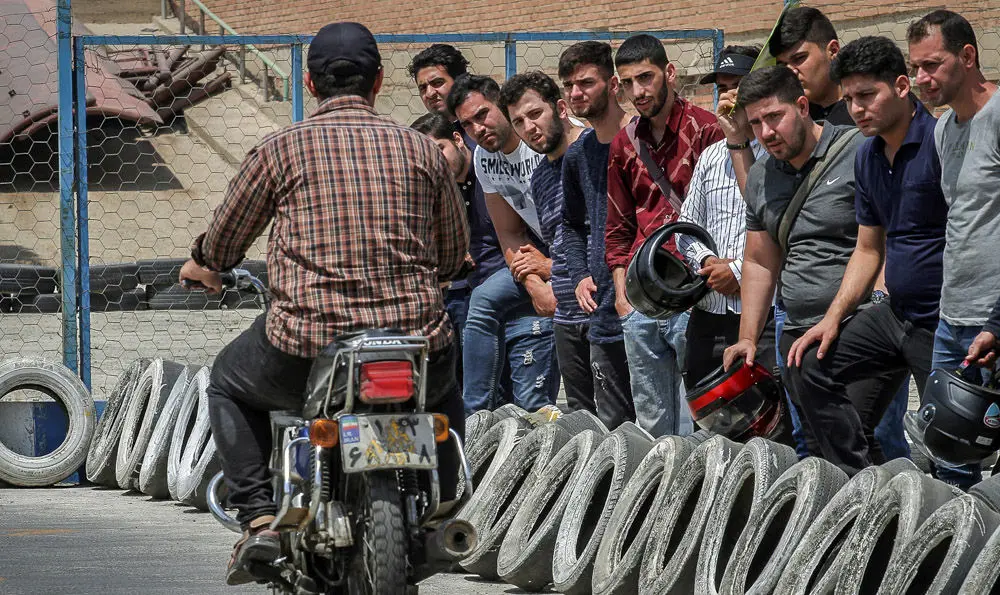 (تصاویر) نان، موتور، خطر مرگ!