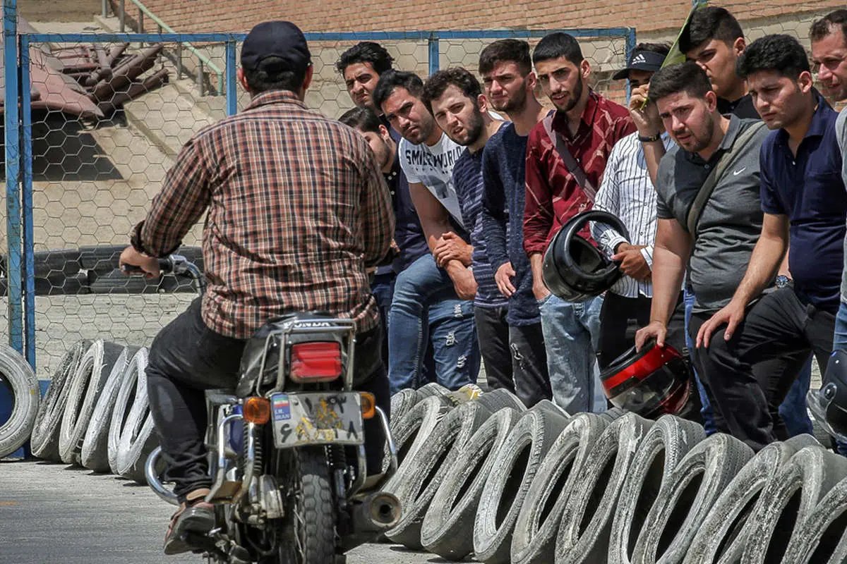 (تصاویر) نان، موتور، خطر مرگ!