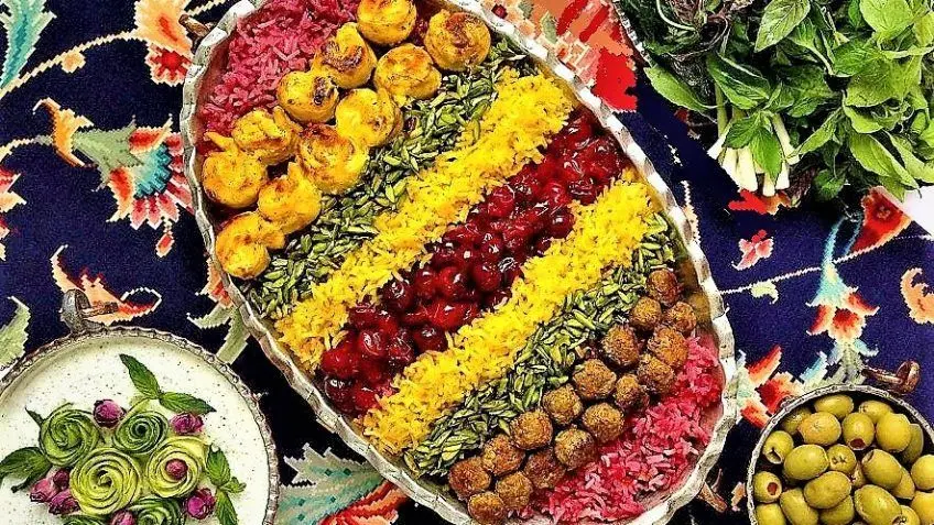 طرز تهیه آلبالو پلو خاص و مجلسی با فیله مرغ و گوشت قلقلی