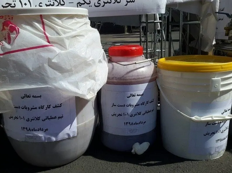 (تصاویر) کشف ۳۶۳ لیتر مشروب دست‌ساز در شمال پایتخت
