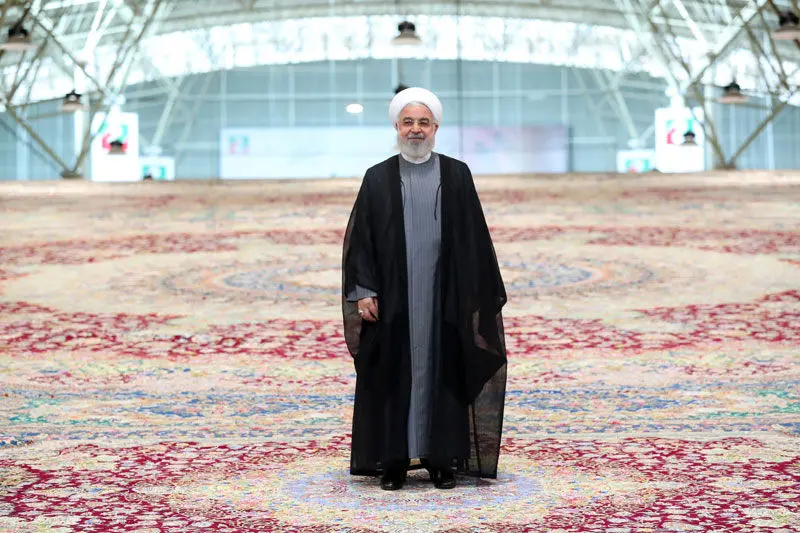 (تصاویر) قدم زدن روحانی روی بزرگ‌ترین فرش جهان