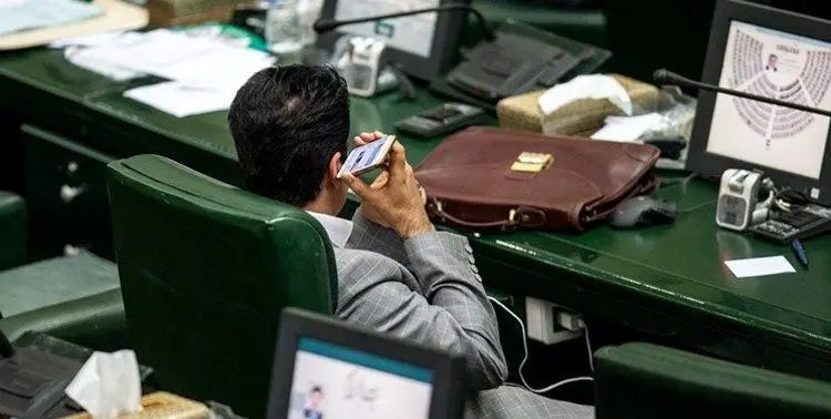 (تصاویر) موبایل‌بازی نماینده‌های مجلس خاطره می‌شود!