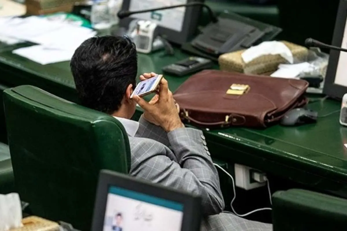(تصاویر) موبایل‌بازی نماینده‌های مجلس خاطره می‌شود!