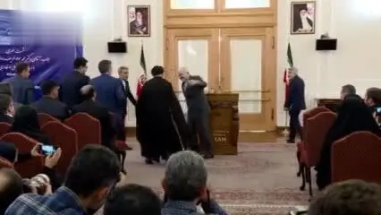 (ویدئو) وقتی دعایی می‌خواست دست ظریف را ببوسد!