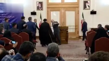 (ویدئو) وقتی دعایی می‌خواست دست ظریف را ببوسد!