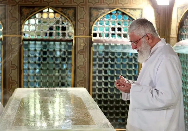 (عکس) تصویری ویژه از رهبر انقلاب در لباس خادمی امام رضا (ع)