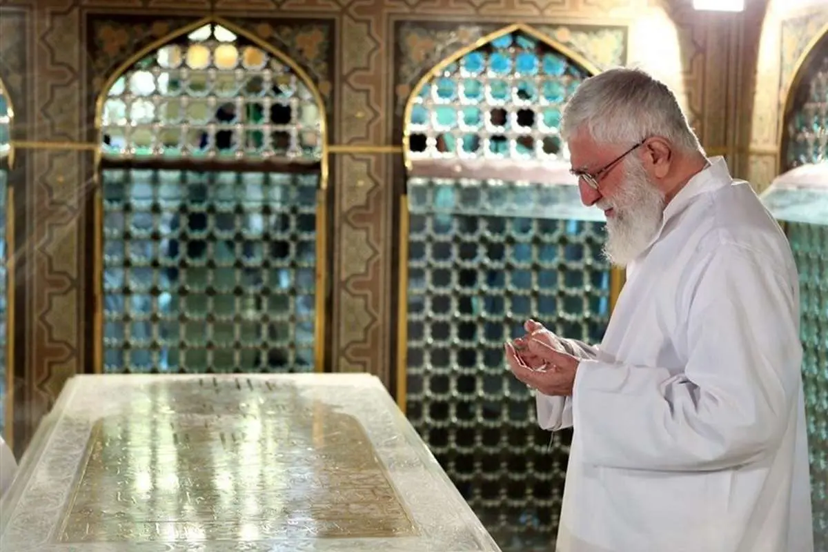 (عکس) تصویری ویژه از رهبر انقلاب در لباس خادمی امام رضا (ع)