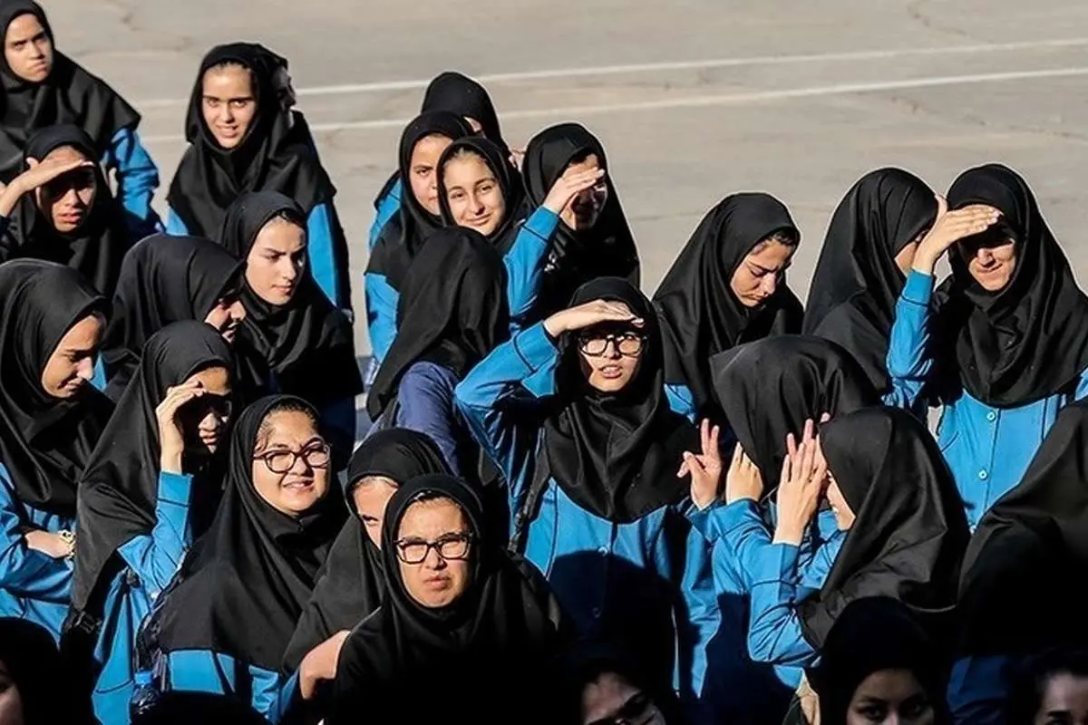 در مدرسه حداد عادل دختران باید به محض ورود مقنعهشان را بردارند!