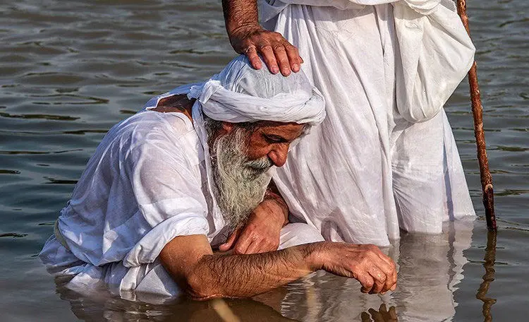 (تصاویر) غسل تعمید مندائیان در رود کارون