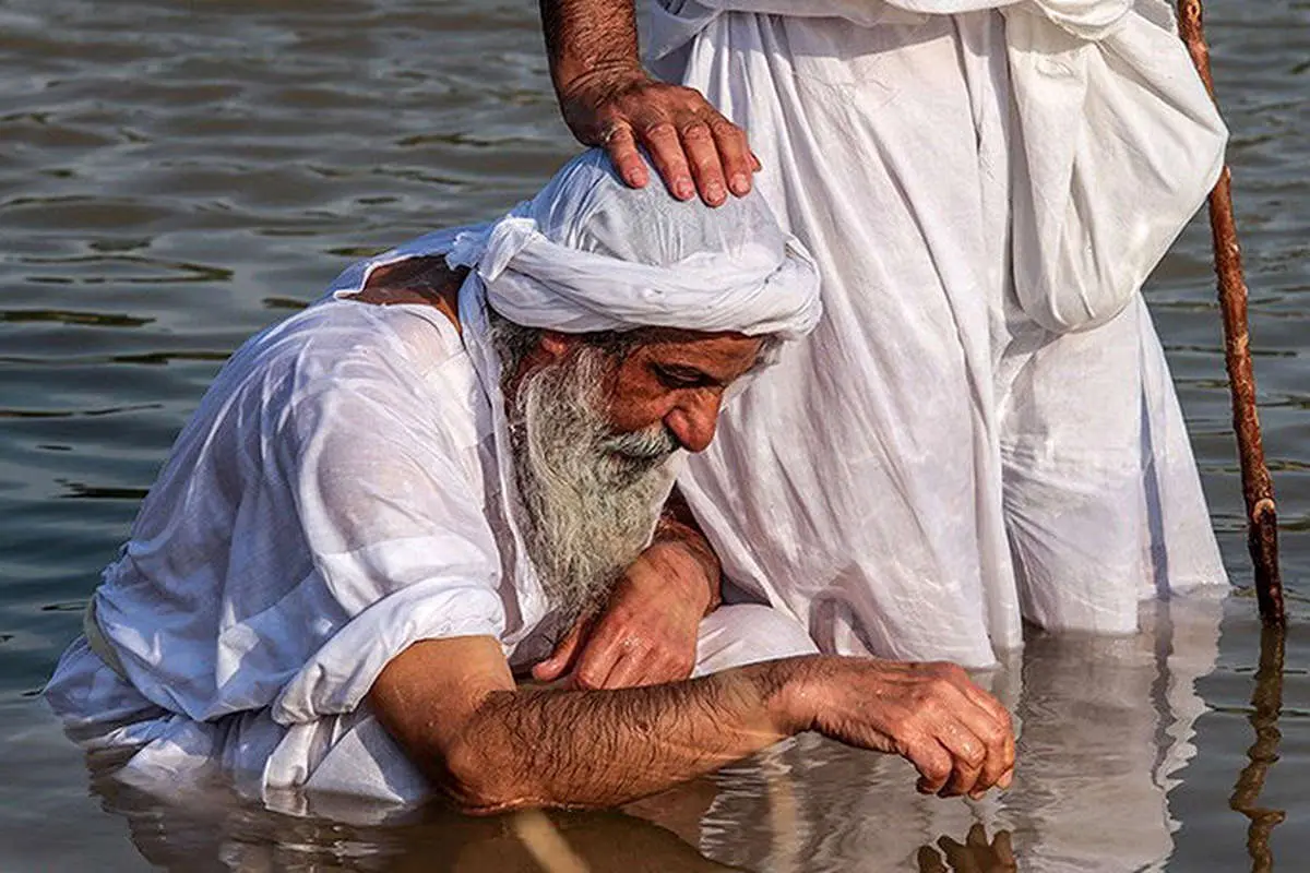 (تصاویر) غسل تعمید مندائیان در رود کارون