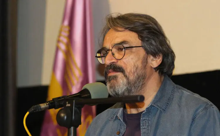 حسین علیزاده: رادیو و تلویزیون بزرگترین مقلدِ برنامه‌های تبلیغاتیِ آمریکاست