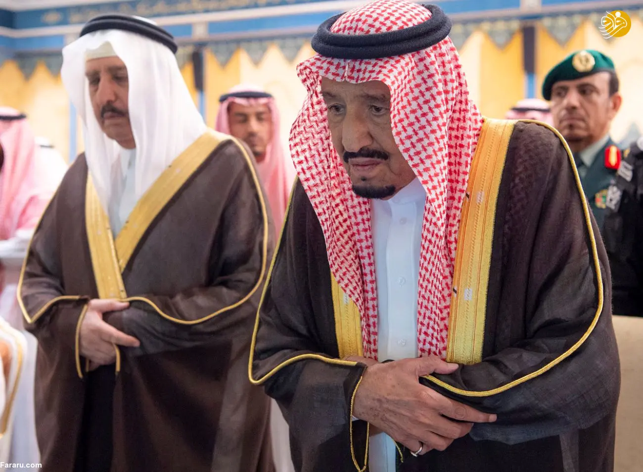 (تصاویر) اندوه ملک سلمان در مراسم تشییع برادرش