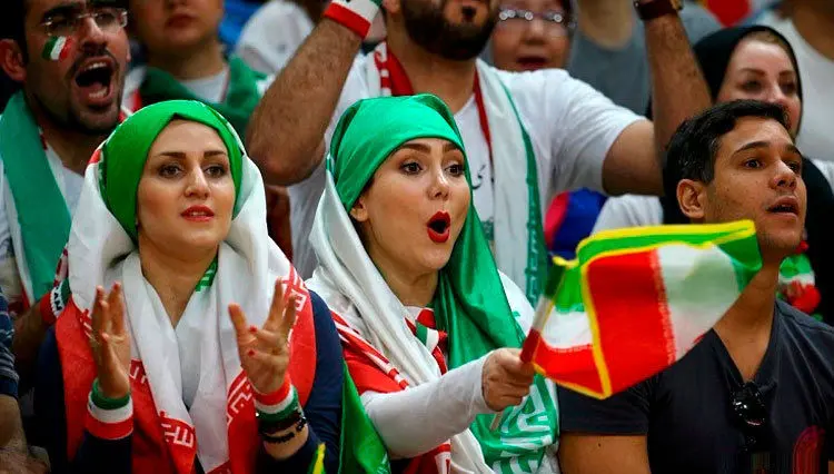 پاسخ آیت‌الله مکارم به سوالی درباره ورود زنان به ورزشگاه