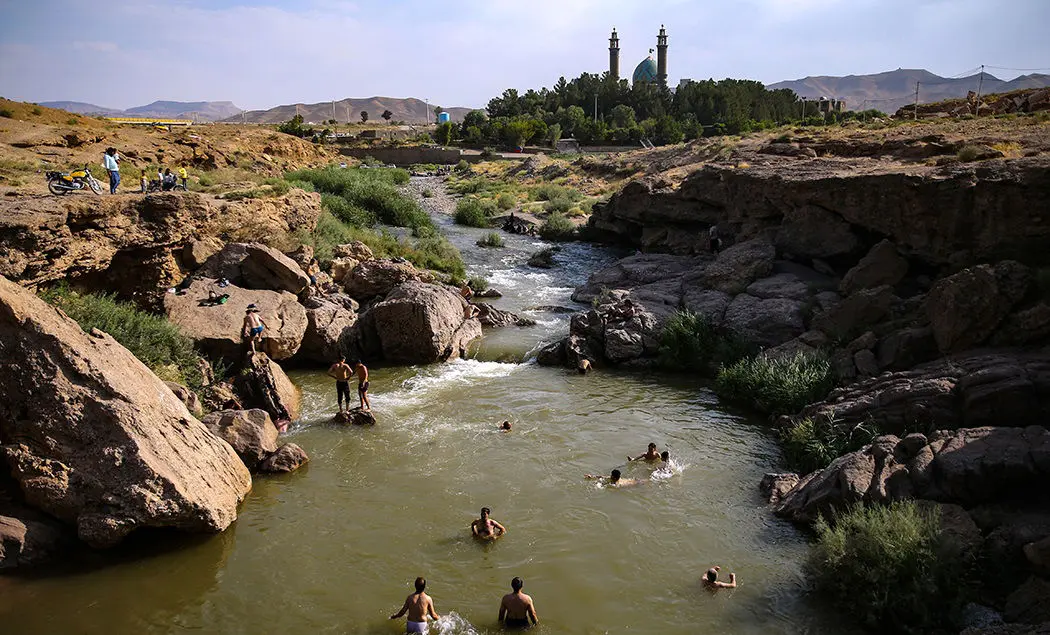 (تصاویر) آبتنی در ۳۵ کیلومتری جاده قدیم اصفهان