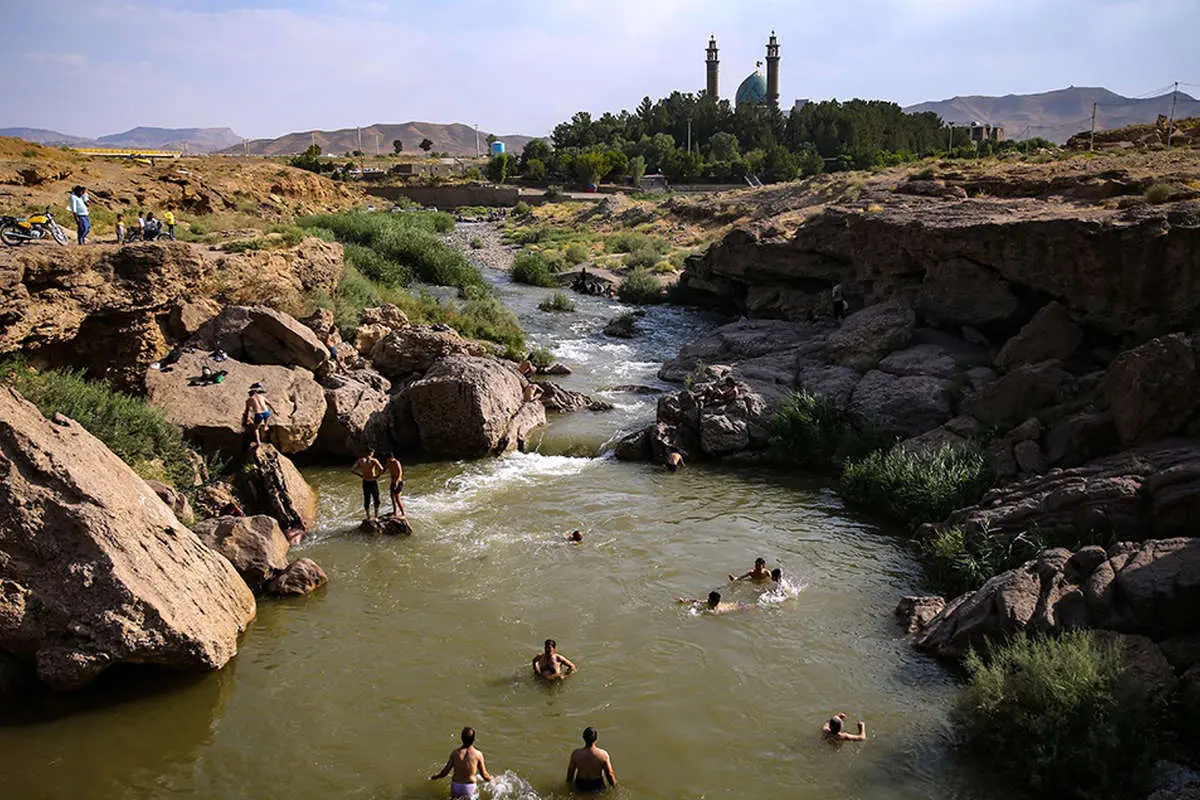 (تصاویر) آبتنی در ۳۵ کیلومتری جاده قدیم اصفهان
