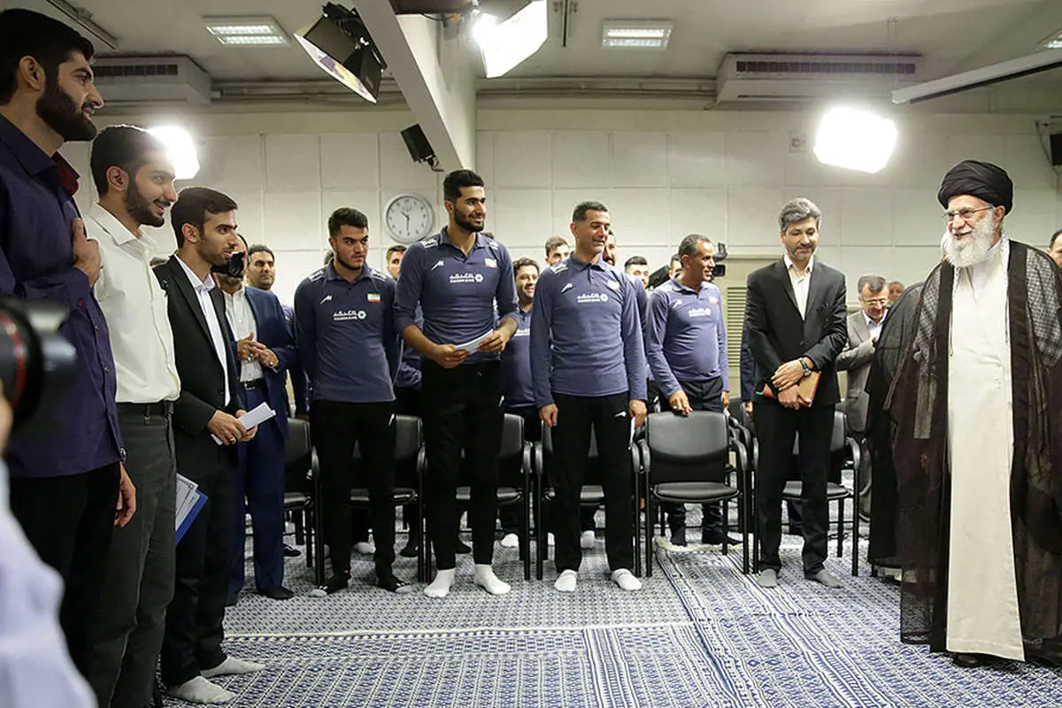 (تصاویر) دیدار مدال آواران المپیادهای علمی با رهبر انقلاب
