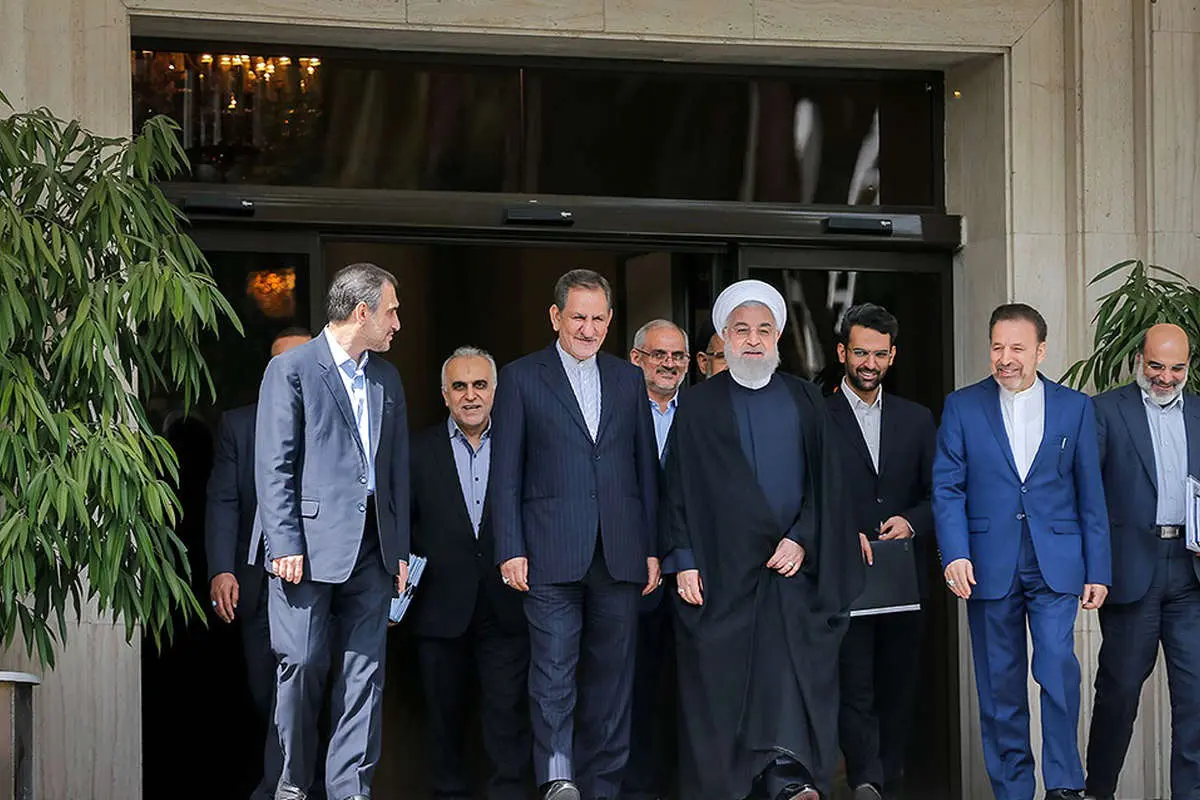 (تصاویر) از سلفی جهرمی تا عکاسی ربیعی در روز خبرنگار