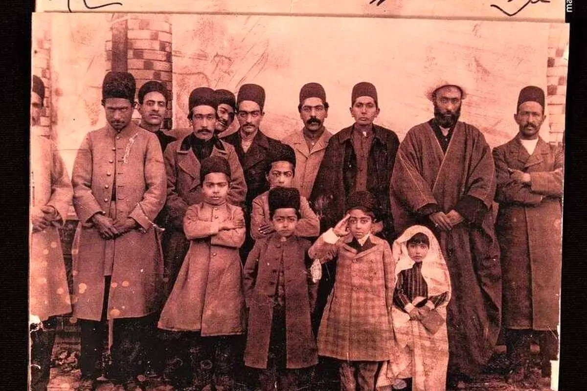 (عکس) تصویر یادگاری احمدشاه با اهل منزل