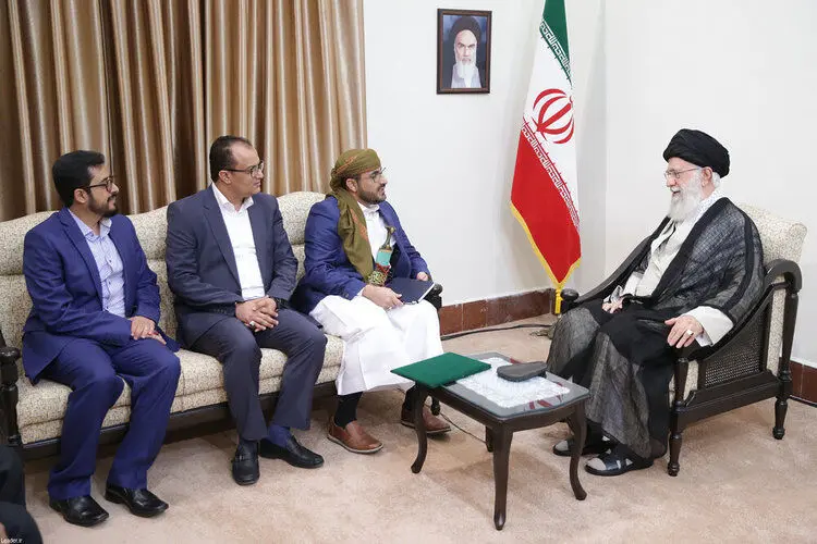 (عکس) دیدار سخنگوی جنبش انصارالله یمن با رهبر انقلاب