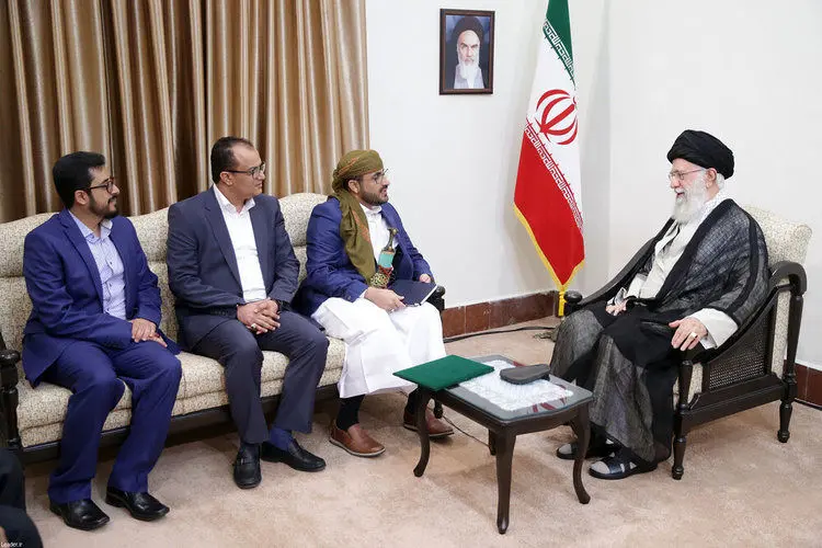 (عکس) دیدار سخنگوی جنبش انصارالله یمن با رهبر انقلاب
