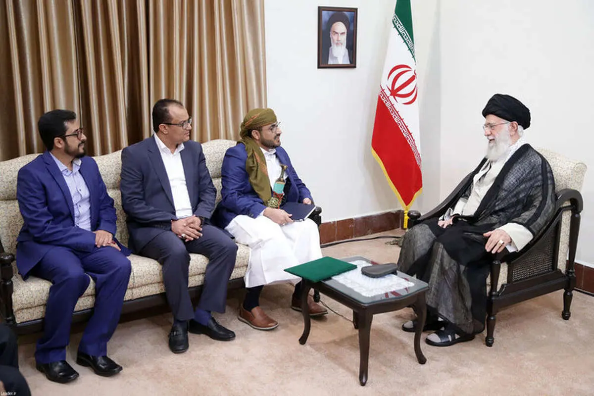 (عکس) دیدار سخنگوی جنبش انصارالله یمن با رهبر انقلاب