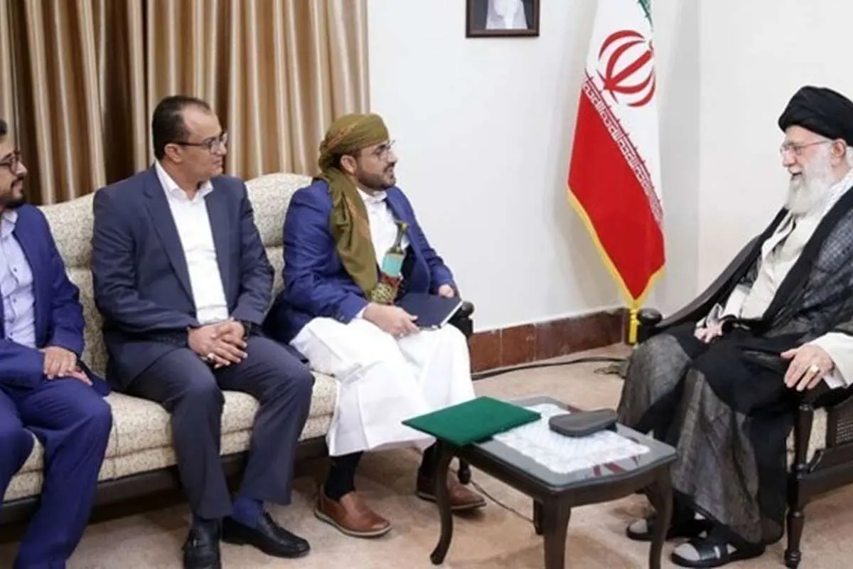 (تصاویر) مردی که با خنجر به دیدار رهبر انقلاب رفت، کیست؟