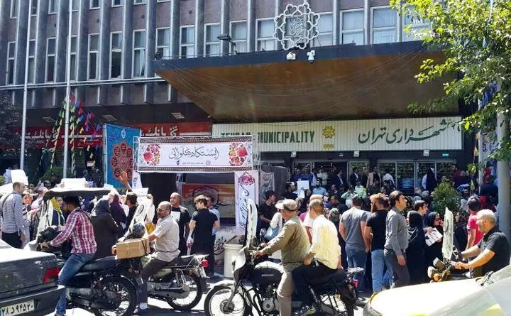 تلاش برای آزادی دستگیرشدگان مقابل شهرداری تهران