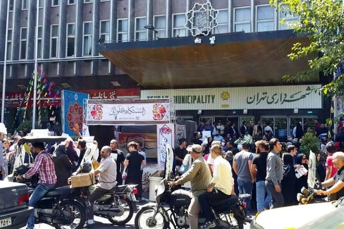 تلاش برای آزادی دستگیرشدگان مقابل شهرداری تهران