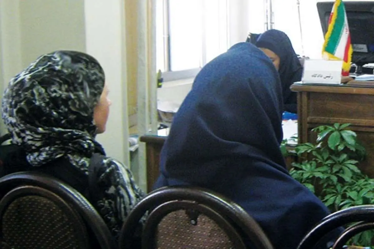 ملاقات اتفاقی دو هووی سرگردان در راهروهای دادگاه!