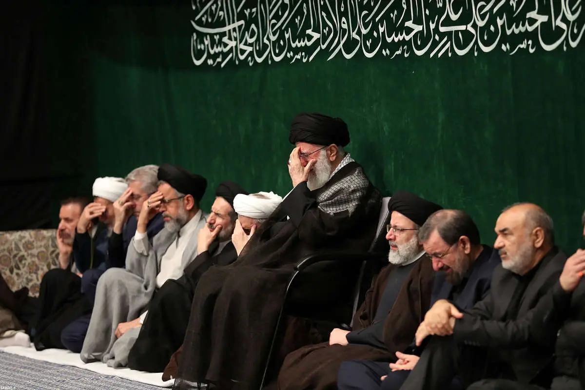 تصویری از سردار سلیمانی در مراسم عزاداری بیت رهبری