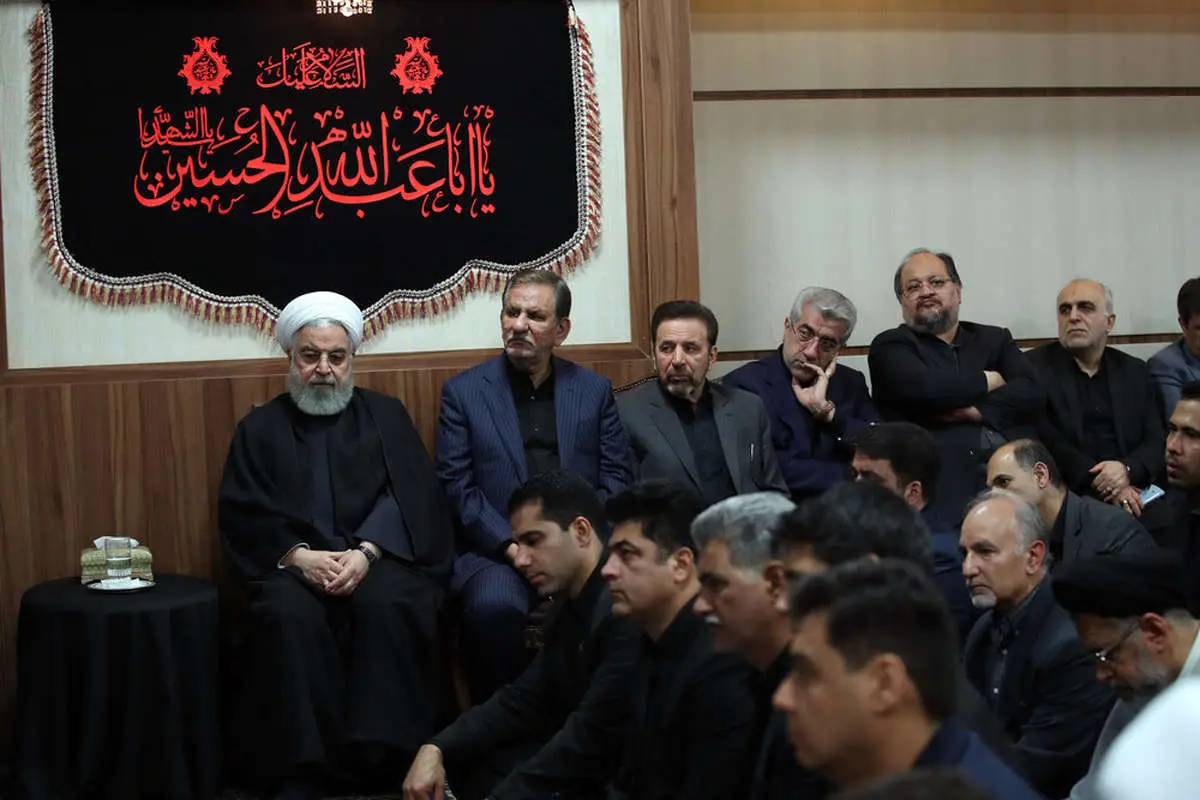 (تصاویر) روحانی و هیات دولت در دسته عزاداری امام حسین (ع)