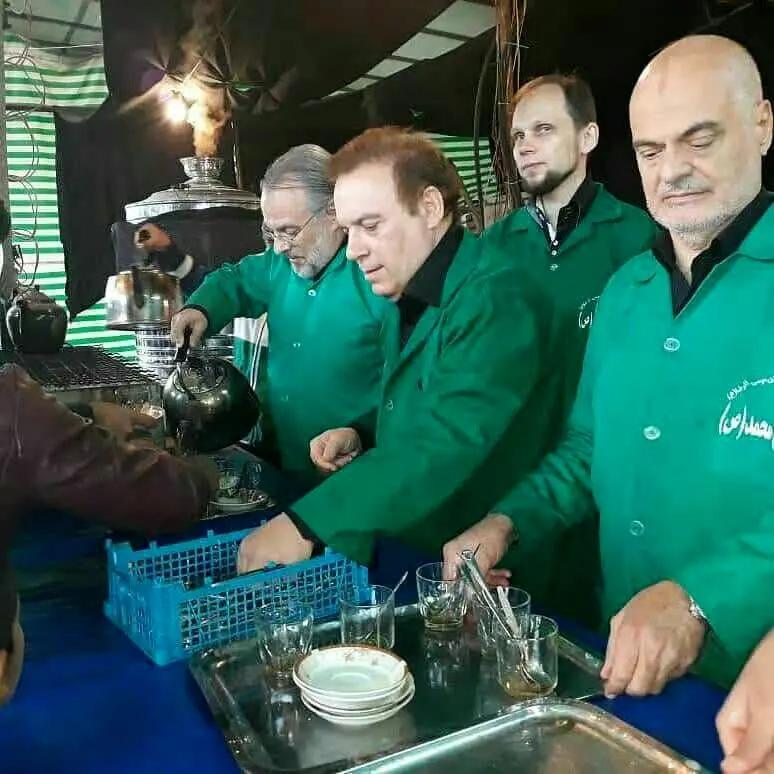 (عکس) ۴ دانشمند برجسته شیعه در حال پذیرایی از عزاداران اباعبدالله (ع)