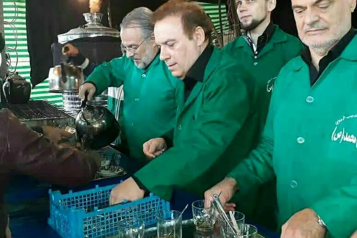 (عکس) ۴ دانشمند برجسته شیعه در حال پذیرایی از عزاداران اباعبدالله (ع)