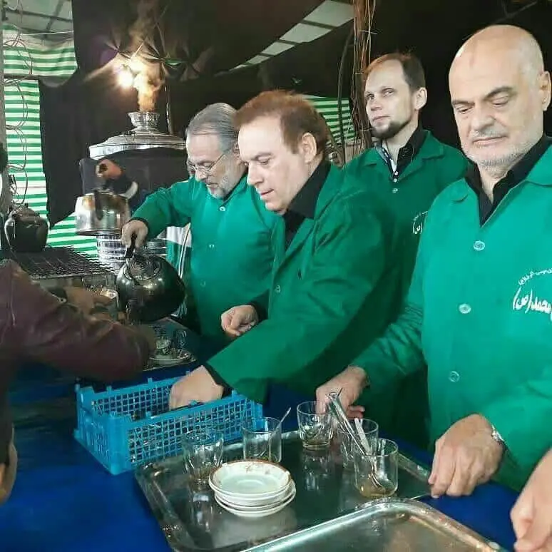 (عکس) ۴ دانشمند برجسته شیعه در حال پذیرایی از عزاداران اباعبدالله (ع)