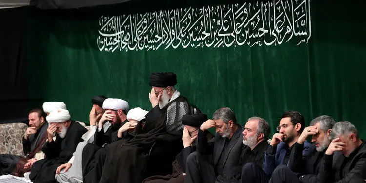(تصاویر) مراسم عزاداری شب تاسوعای حسینی با حضور رهبر انقلاب