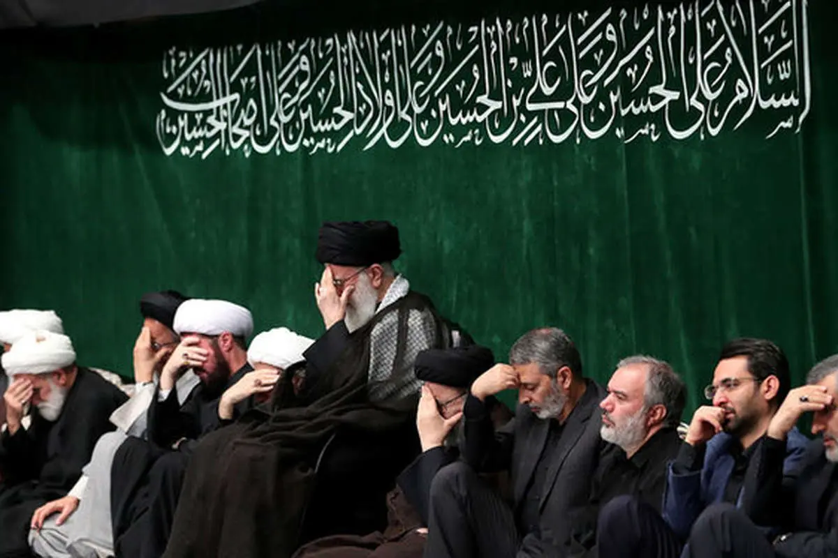 (تصاویر) مراسم عزاداری شب تاسوعای حسینی با حضور رهبر انقلاب
