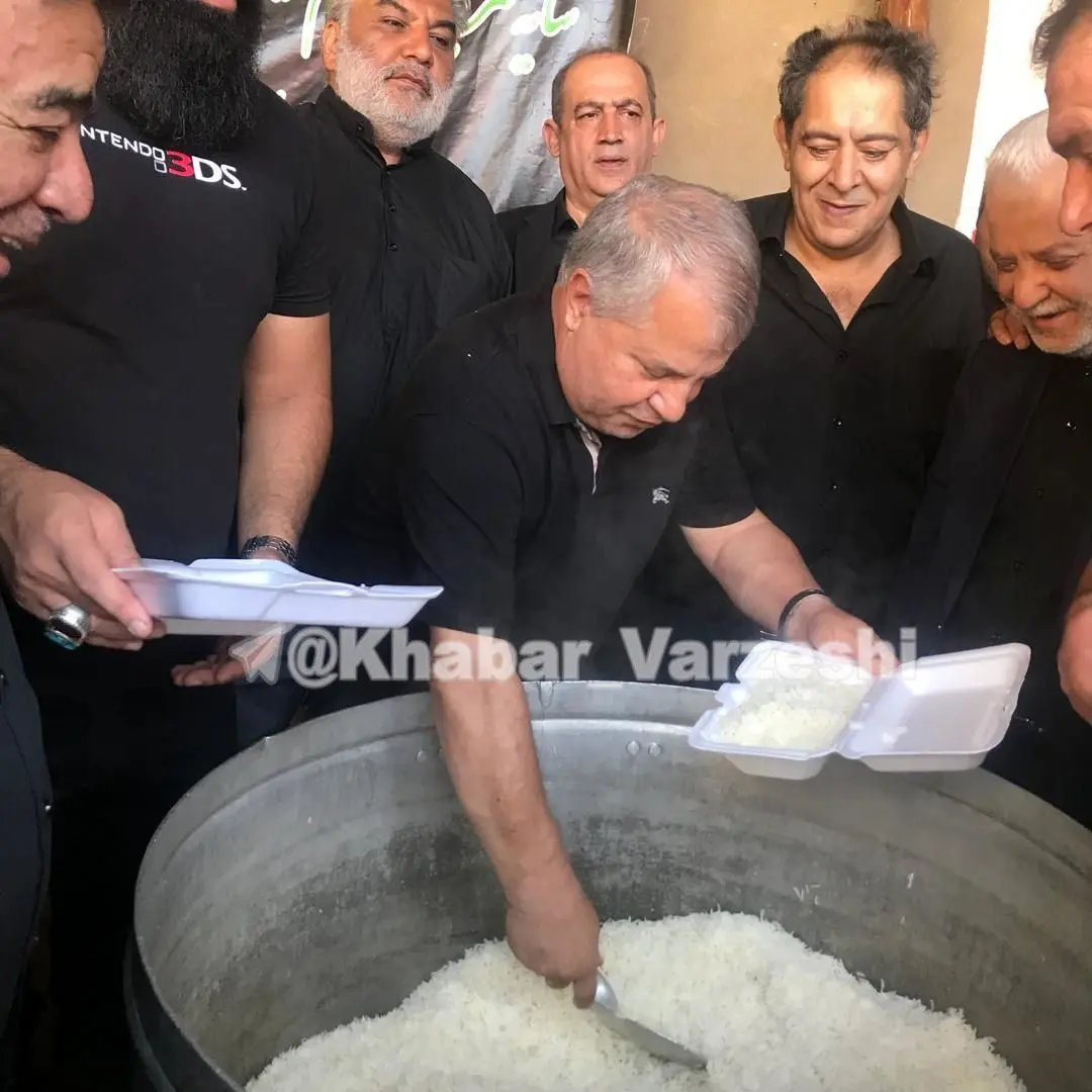 (تصاویر) علی پروین پای دیگ نذری